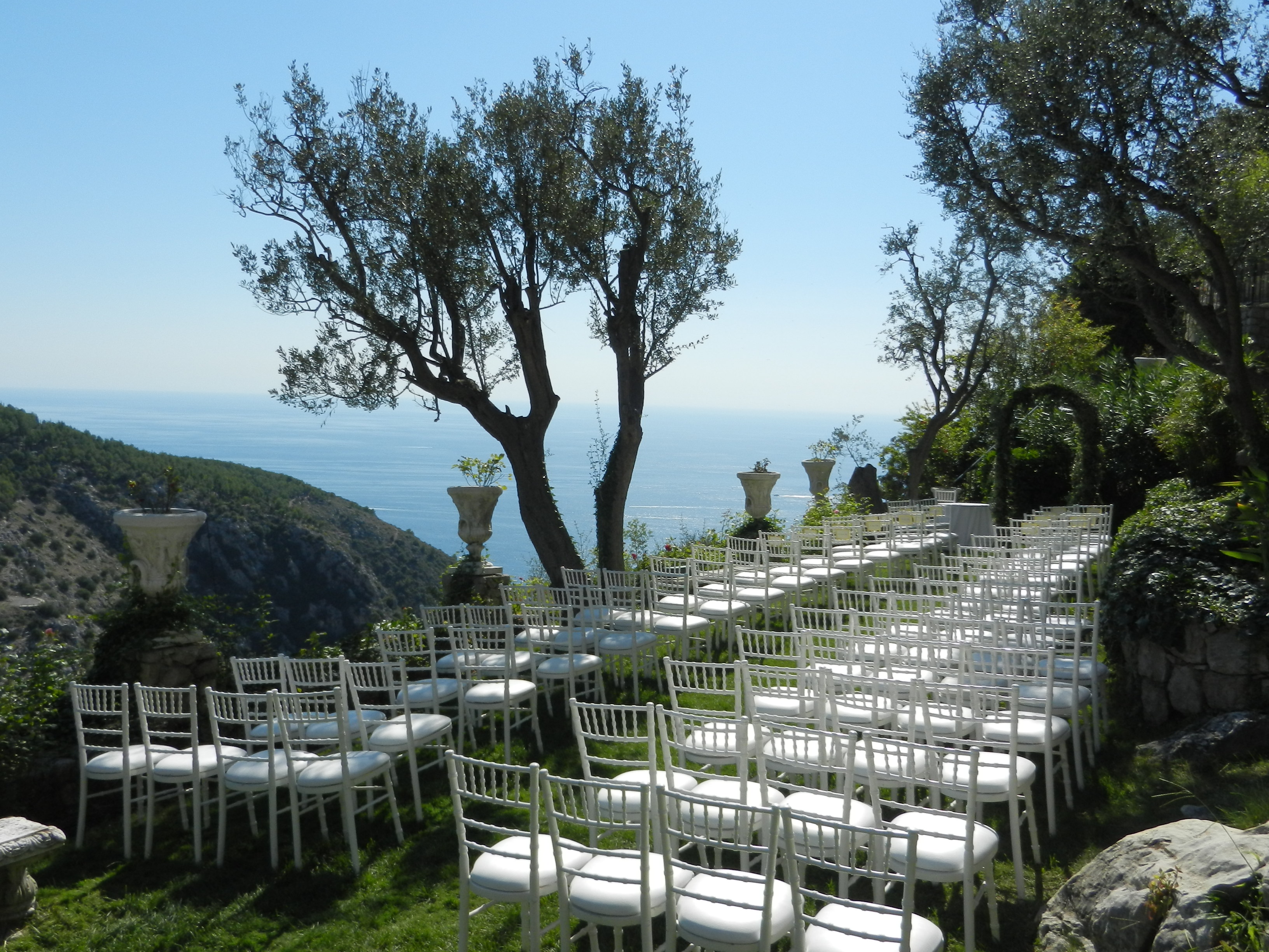Whether you want to elope or celebrate your wedding with family and friends, savor the happiest day of your life in a unique way at Château de la Chèvre d’Or!
